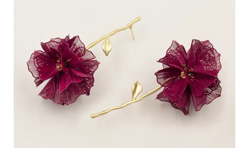 Pendientes rama con hoja dorada mate y bola de cas