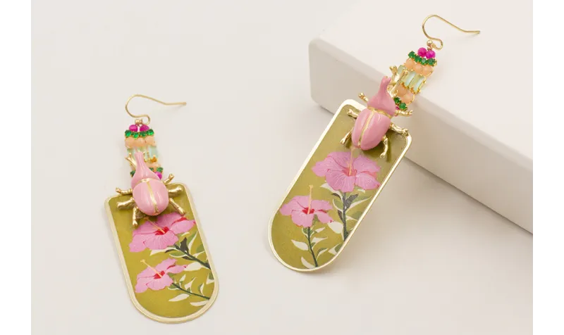 Pendientes gancho sencillo con escarabajo rosa, pi