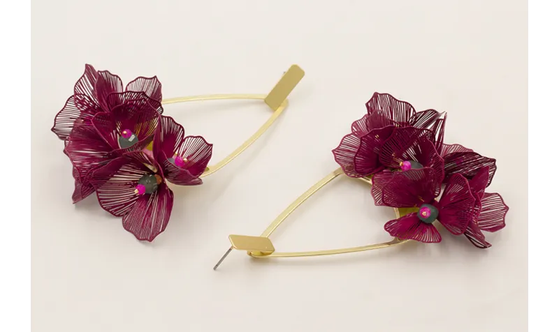 Pendientes rectangulo dorado mate con pendulo flor