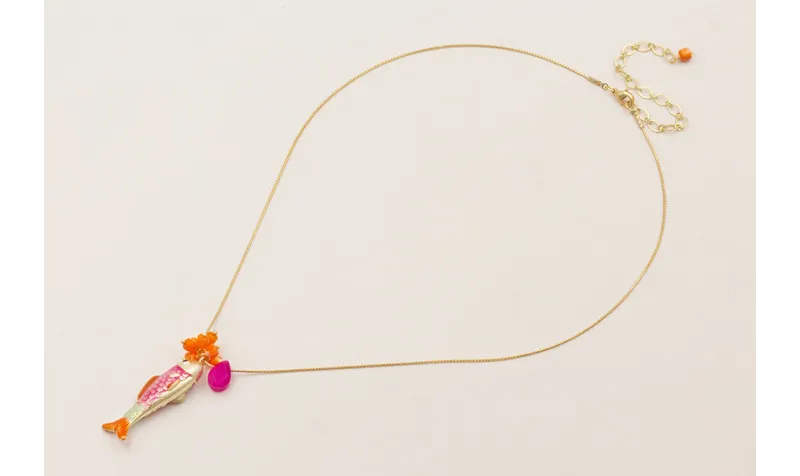 Collar cadena fina dorada con pez esmaltado rosa,n
