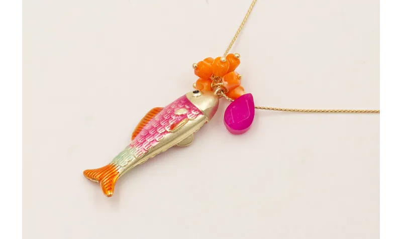 Collar cadena fina dorada con pez esmaltado rosa,n