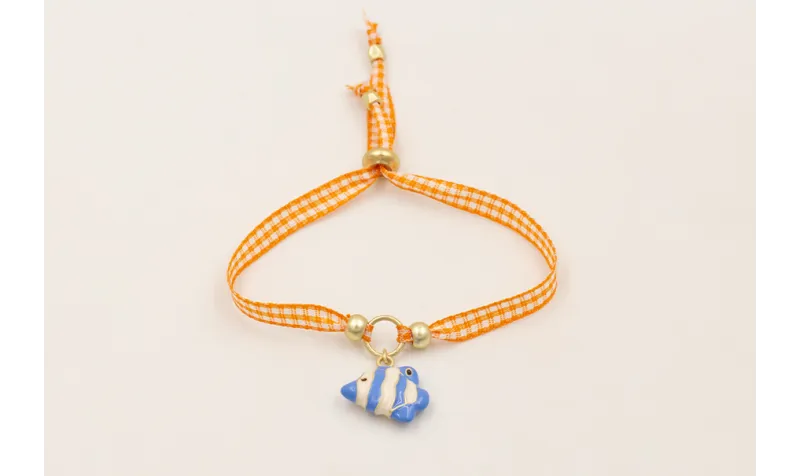 Pulsera lazo vichy naranja con pez esmaltado azul 