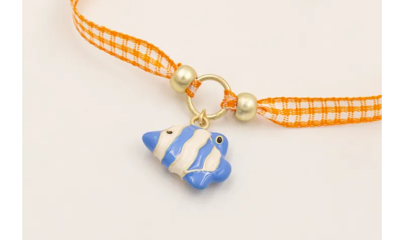 Pulsera lazo vichy naranja con pez esmaltado azul 