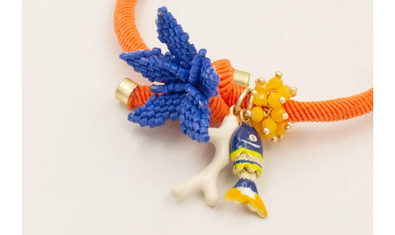 Pulsera goma naranja con flor miyuki azulona, rama