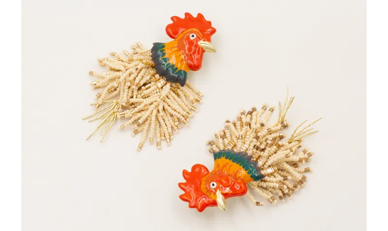Pendientes gallo esmaltado con flecos abalorio bei
