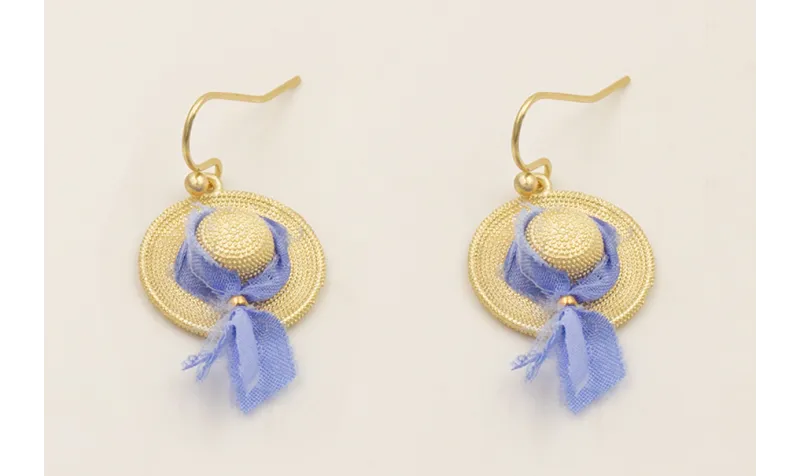 Pendientes sombrero dorado mate con cinta seda azu