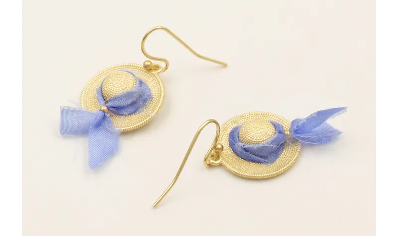 Pendientes sombrero dorado mate con cinta seda azu