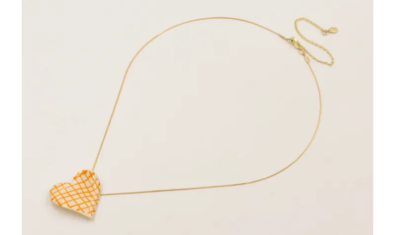 Solitario cadena fina dorada con colgante corazón 