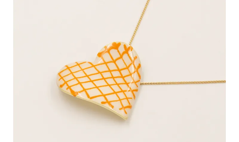 Solitario cadena fina dorada con colgante corazón 