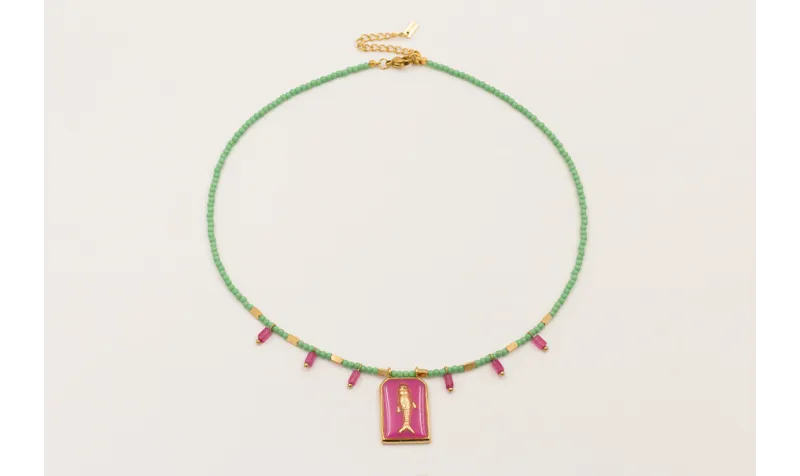 Collar bolitas piedra verde opaco con colgante pez