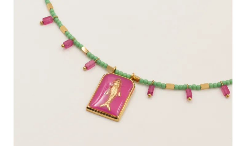 Collar bolitas piedra verde opaco con colgante pez