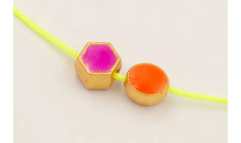 Pulsera hilo amarillo fluor con entrepieza hexagon
