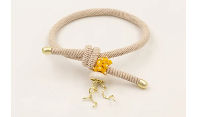 Pulsera goma color beige con burruño facetadas ama