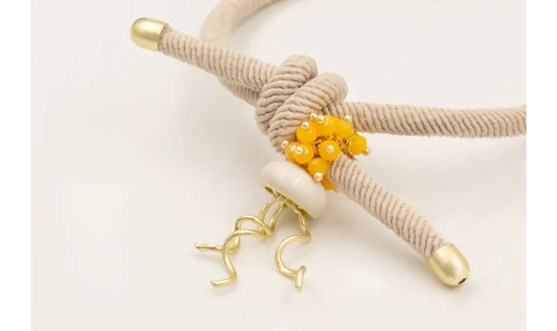 Pulsera goma color beige con burruño facetadas ama