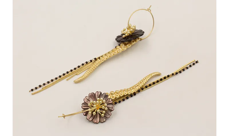 Pendientes aro mediano dorado mate con flor labrad