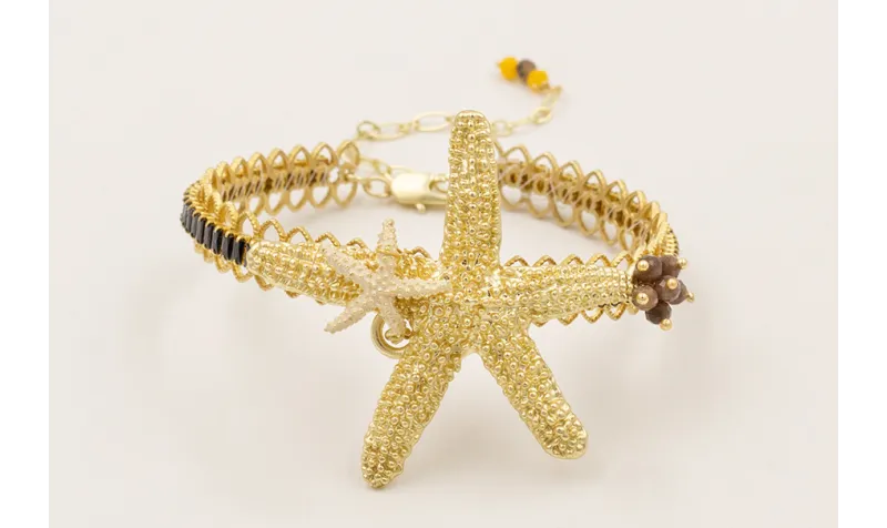 Pulsera rigida labra dorada mate con estrella gran