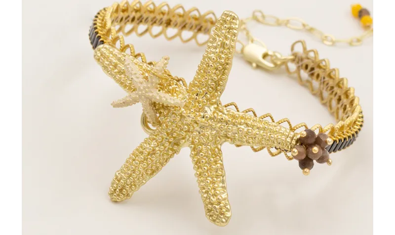 Pulsera rigida labra dorada mate con estrella gran