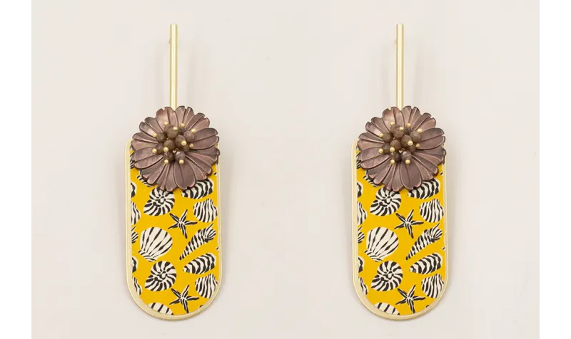 Pendientes listón dorado mate, flor labrada nacar 