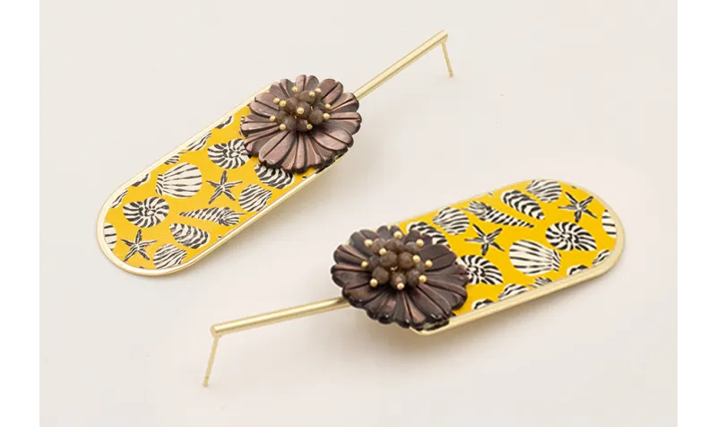 Pendientes listón dorado mate, flor labrada nacar 