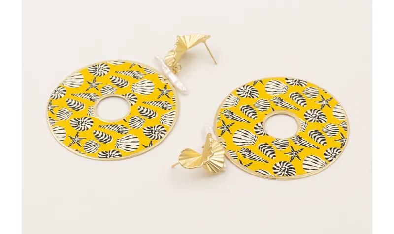 Pendientes disco conchas negras y bancas con fondo