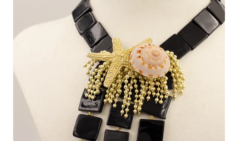 Collar cuadrados madreperla teñida en negro con es