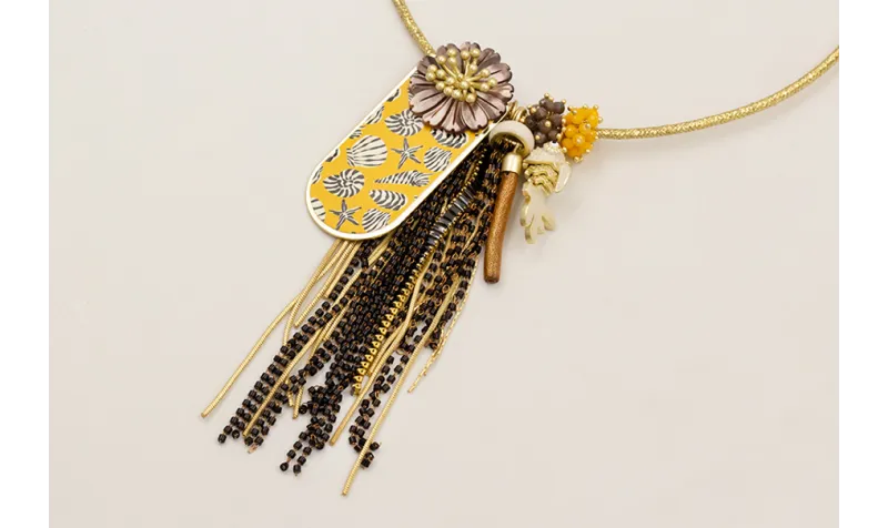 Collar cordón magnetico dorado con colgante concha