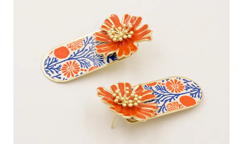 Pendientes flor esmaltada coral con pieza estamapa