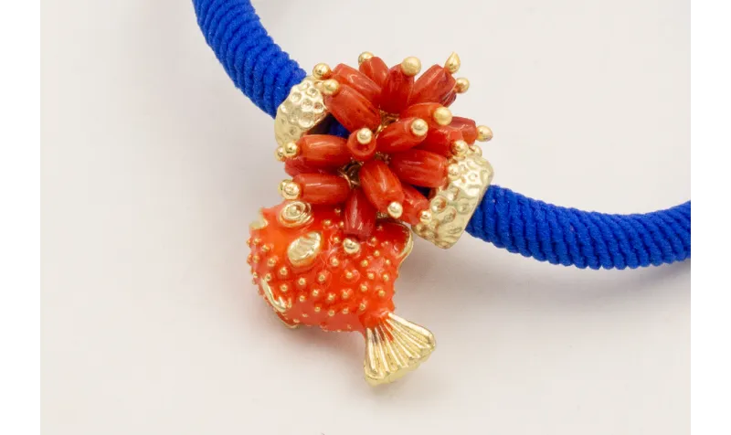 Pulsera cordón elastico azulón con pez globo esmal