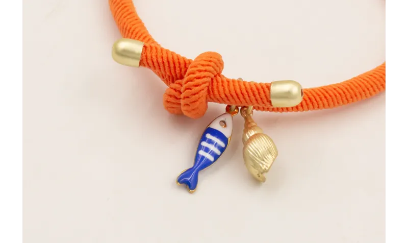 Pulsera cordón elastico naranja con pez esmaltado 