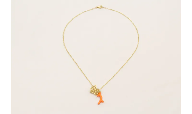 Collar cadena eslabón dorado mate con rama coral e