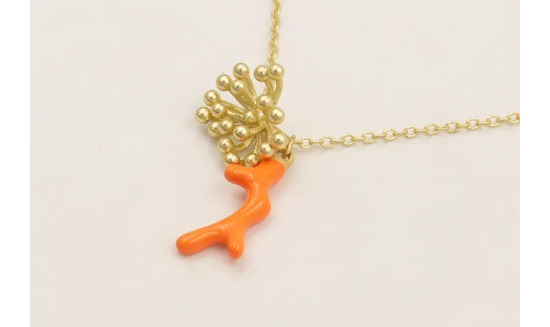 Collar cadena eslabón dorado mate con rama coral e