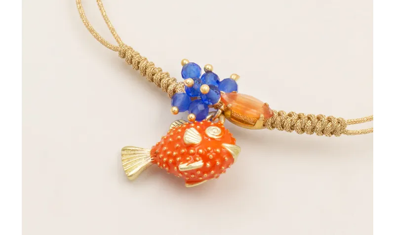 Pulsera hilo metalico dorada palido con burruño fa