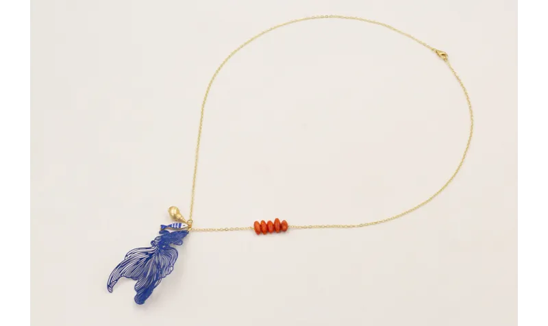 Collar pez tropical azulón, caracola dorada mate, 