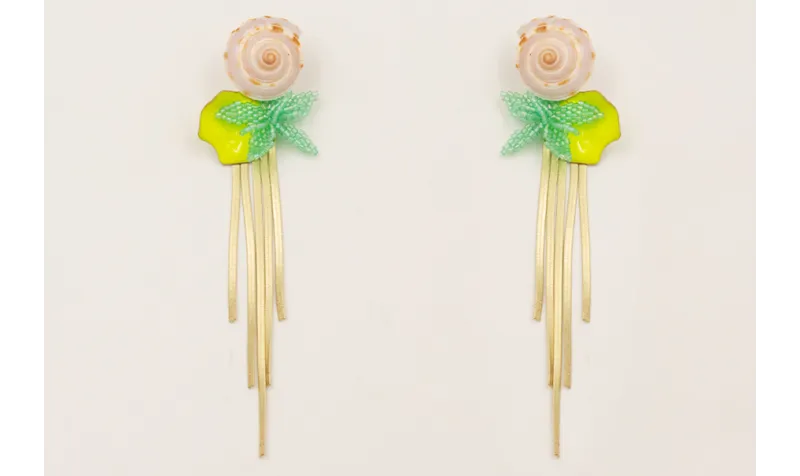 Pendientes perno caracola concha con petalo esmlat