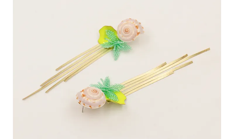 Pendientes perno caracola concha con petalo esmlat