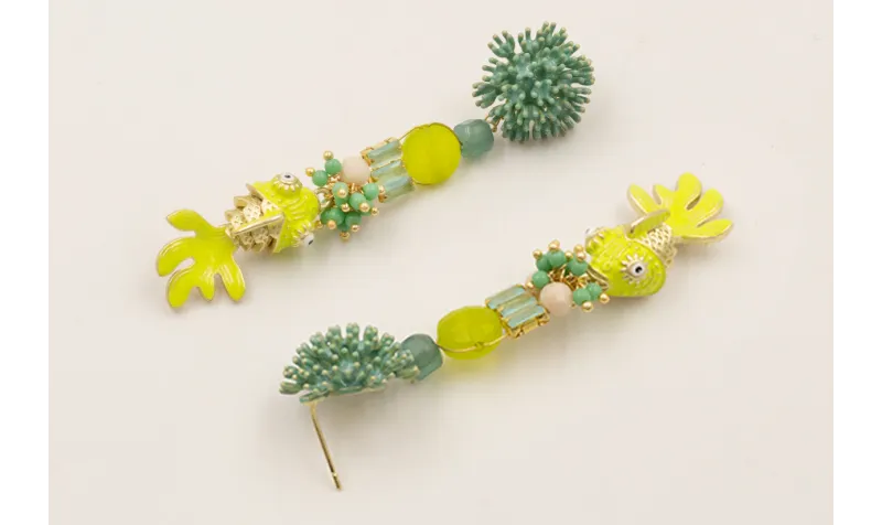 Pendientes perno coral esmaltado turquesa con cubo