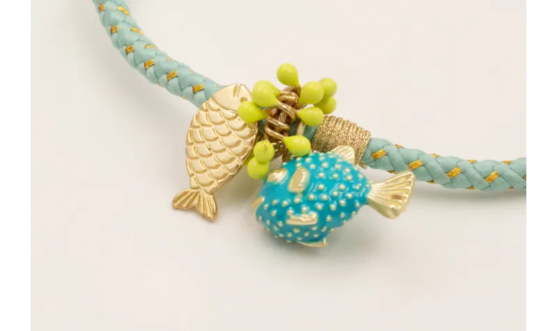 Pulsera cordón aqua con hilo dorado cierre de iman