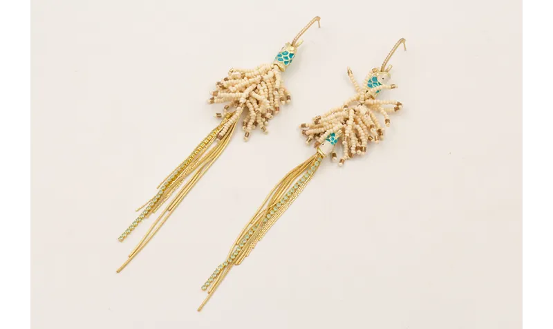 Pendientes semi ovalado con brillos, flecos dorado