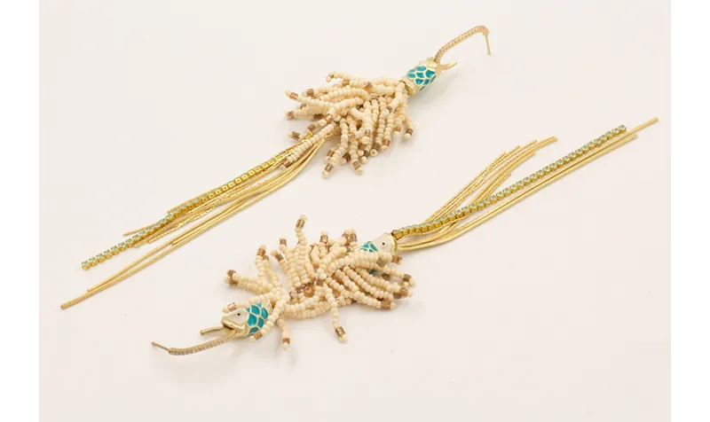 Pendientes semi ovalado con brillos, flecos dorado