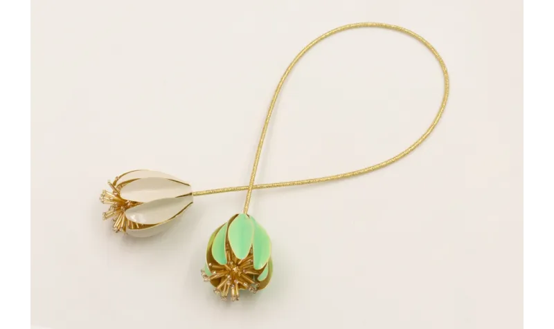 Collar cordón magnetico dorado con campanillas esm