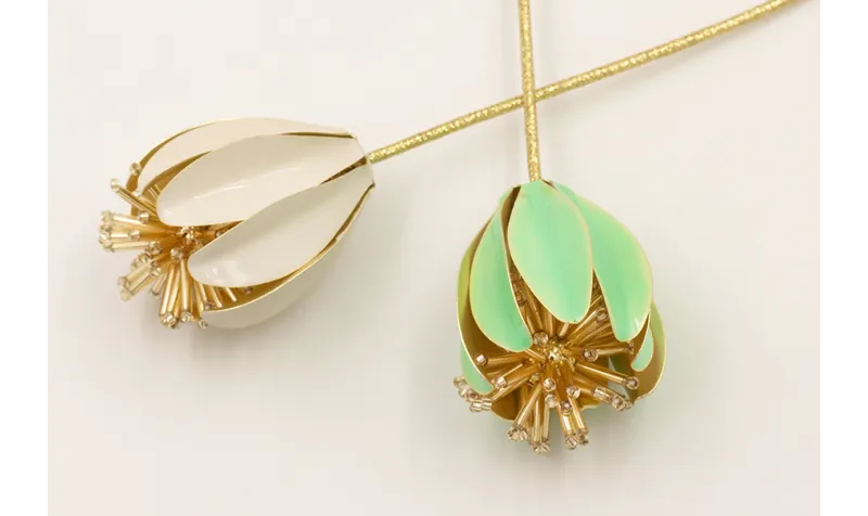 Collar cordón magnetico dorado con campanillas esm