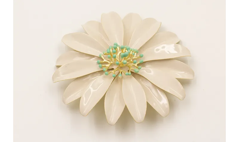 Broche flores grandes esmalte beige con bola coral