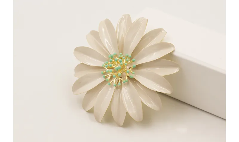Broche flores grandes esmalte beige con bola coral