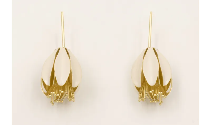 Pendientes campanillas esmaltadas beige con estrel