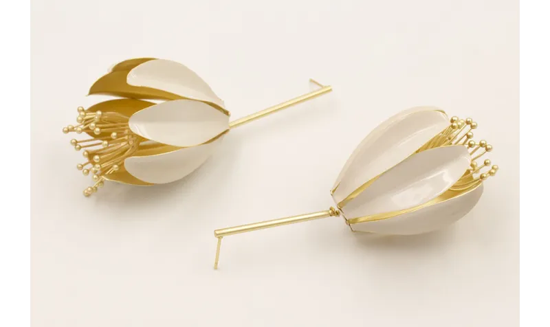 Pendientes campanillas esmaltadas beige con estrel