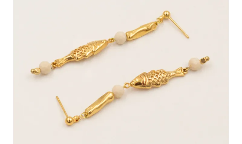 Pendientes ORO18K perno bolita con pez con palo co