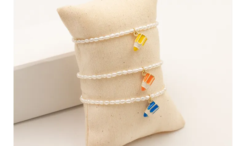 Pulsera perlas naturales con colgante lapiz esmalt