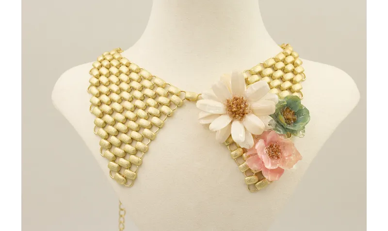 Collar completo pajarita dorado mate con flores na