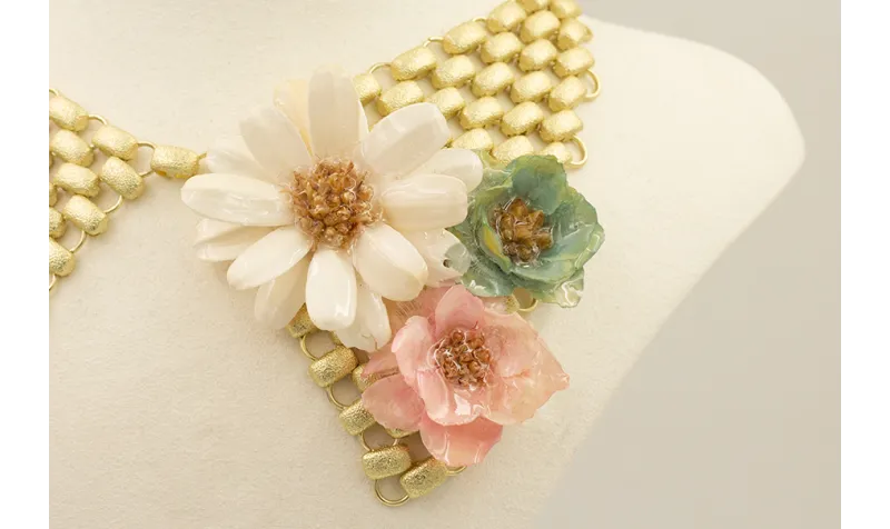 Collar completo pajarita dorado mate con flores na