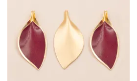 Cogante Hoja 56*26mm Oro Mate color Granate / Cuentas Metálicas de Latón / Zamak